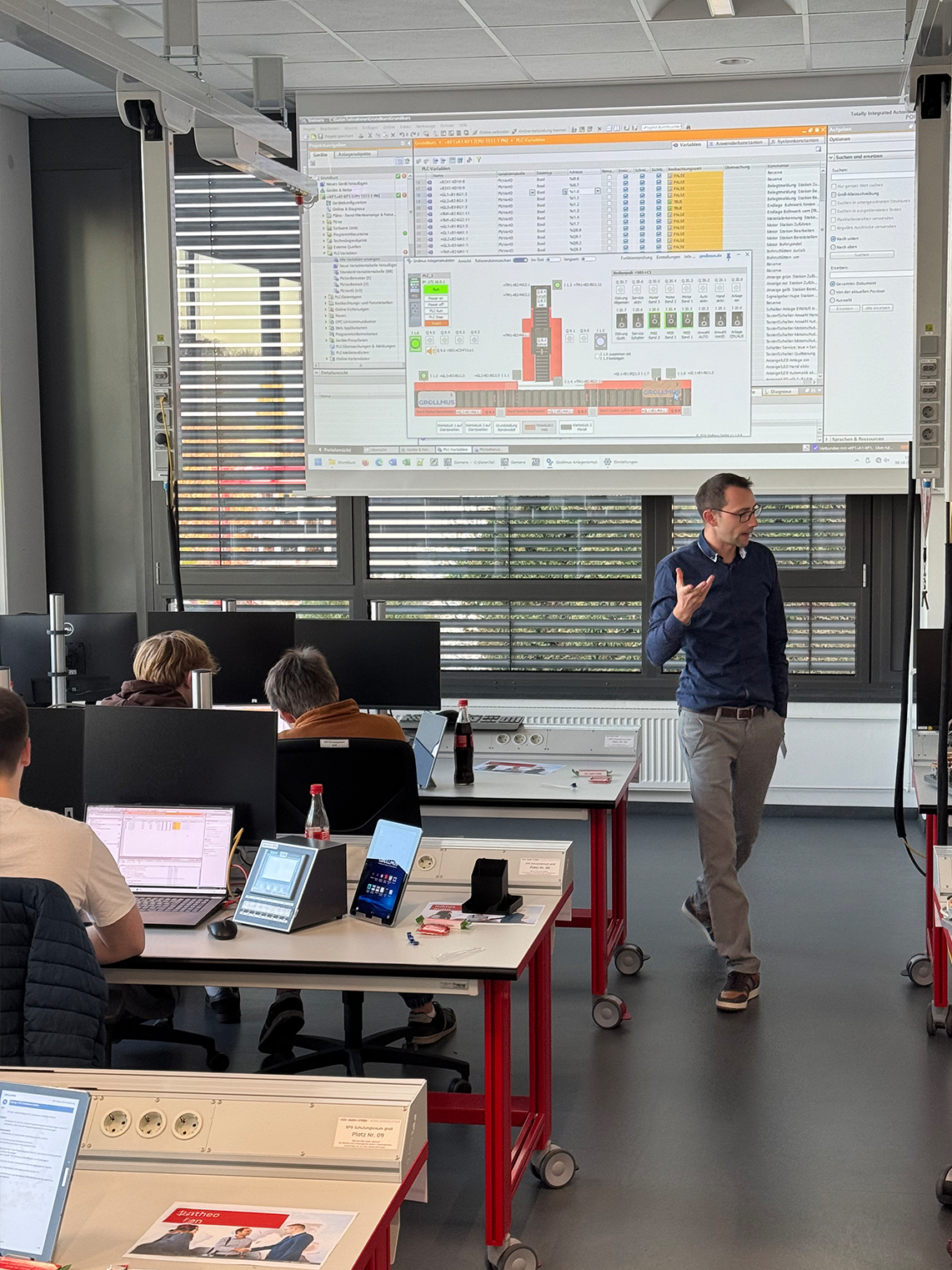 Grollmus Trainer bei Automatisierungsworkshop mit Jugendlichen